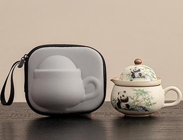 Portable tea and coffee cup tea and water separation cup