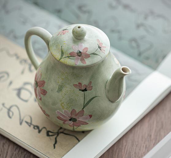 Ceramic teapot with hand-painted daisies