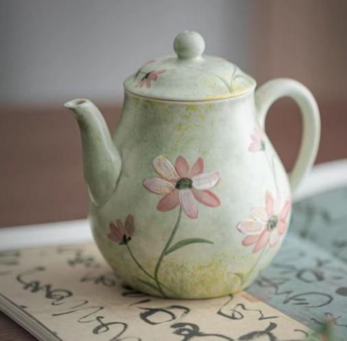 Ceramic teapot with hand-painted daisies
